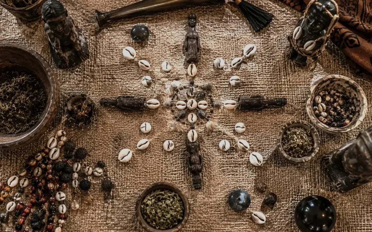 Cauris disposés en étoile sur une toile de jute