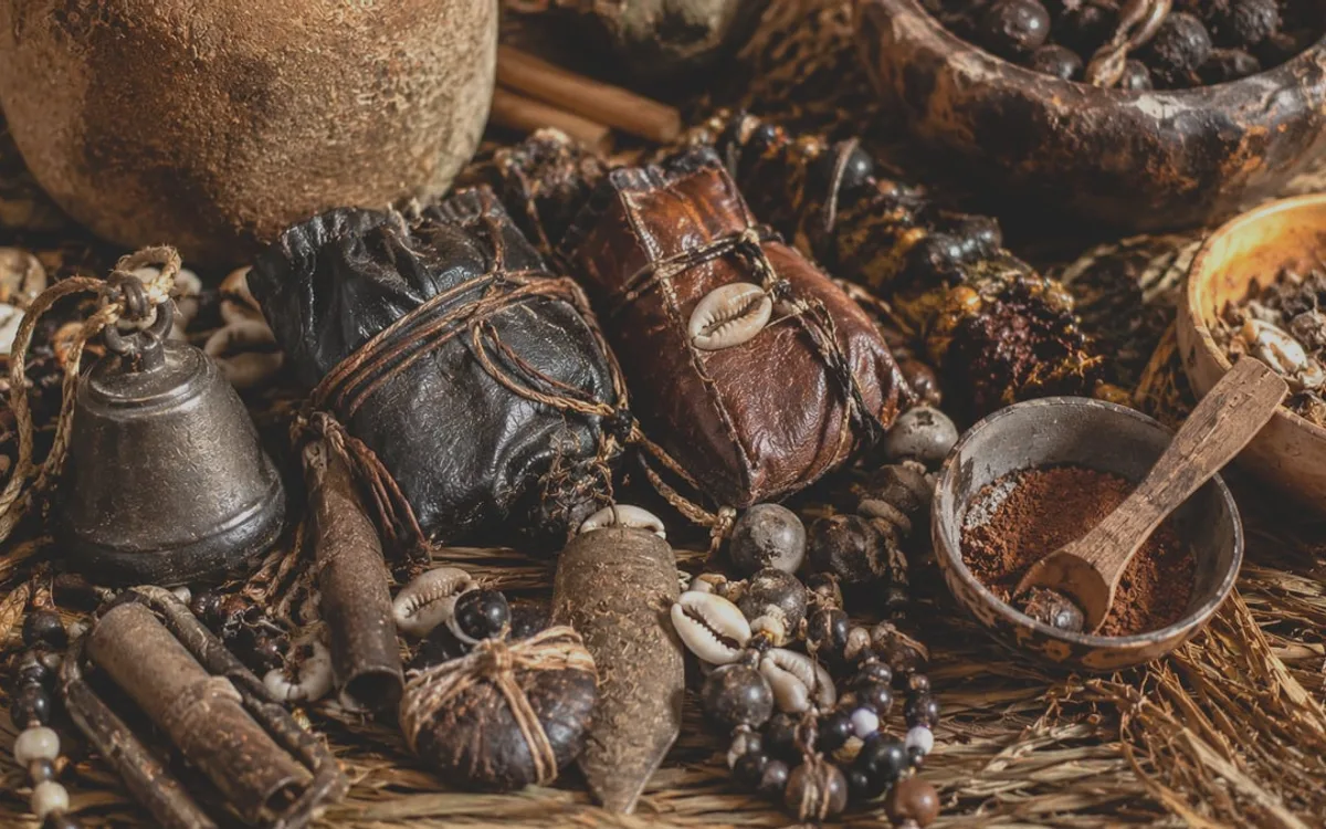 Gris-gris de cuir, cauris et perles posés sur une natte